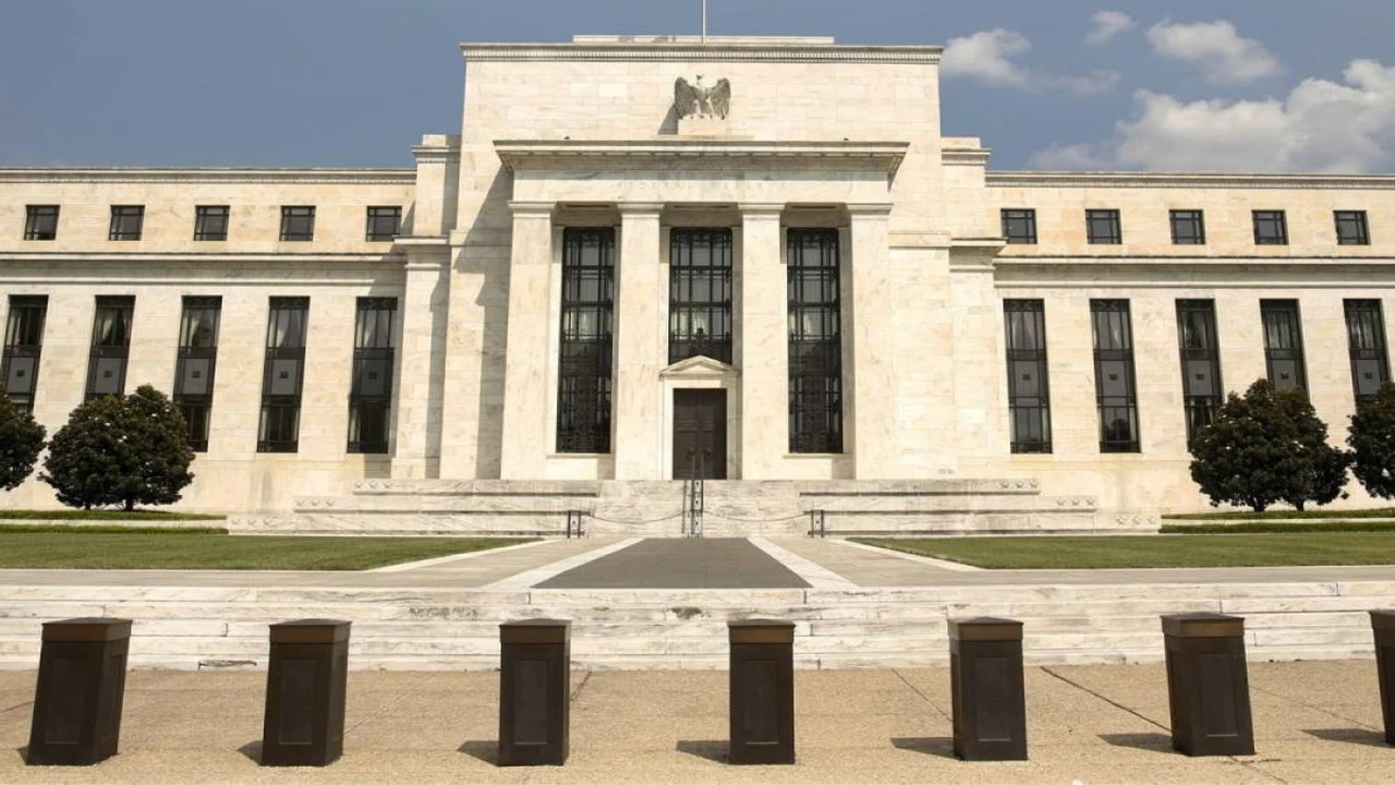 تقلبات أسعار النفط تدفع المستثمرين لإعادة تقييم رهانات خفض الفائدة الأمريكية القادمة